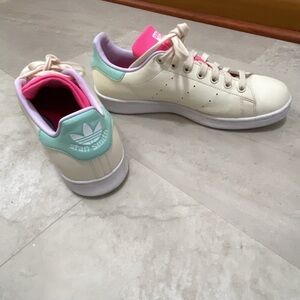 Stan Smith Adidas Cream and Pink Sneakers Sleek Low-Top Design
